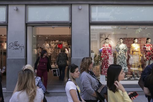 Ανοιχτά σήμερα τα καταστήματα: Το ωράριο, οι παγίδες στις θερινές εκπτώσεις