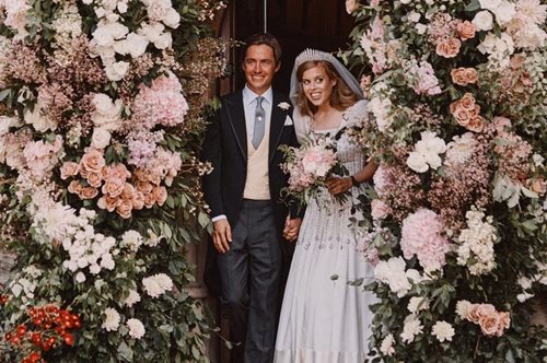 Η Βεατρίκη με την ίδια τιάρα που φορούσε η Ελισάβετ το 1947: Οι πρώτες φωτό από το μυστικό γάμο