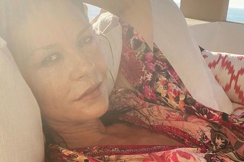 Η Κάθριν Ζέτα Τζόουνς ανέβασε φωτογραφία της 17χρονης κόρης της: «Φτυστή εσύ και εξίσου όμορφη»