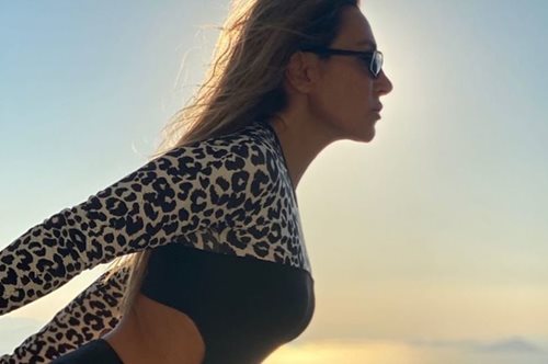 Η Ελένη Πετρουλάκη κάνει σπαγγάτο και κατακόρυφο με τις κόρες της στην παραλία