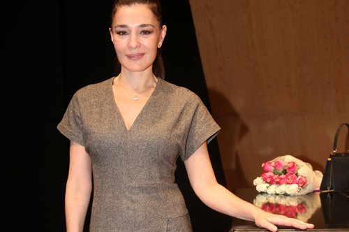 Η Μαρία Ναυπλιώτου με το πιο κομψό, λευκό φόρεμα στην Επίδαυρο