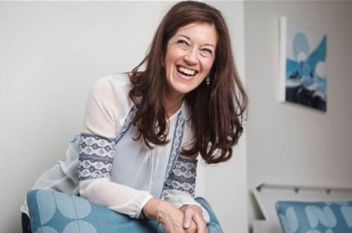 Ελληνίδα πολιτογραφήθηκε η Βικτόρια Χίσλοπ, η συγγραφέας του μυθιστορήματος «Το Νησί»