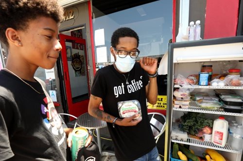 «Ό,τι έχει μέσα το ψυγείο είναι δικό σου». Ψυγειοκαταψύκτες με δωρεάν τρόφιμα στους δρόμους του Λ.Α