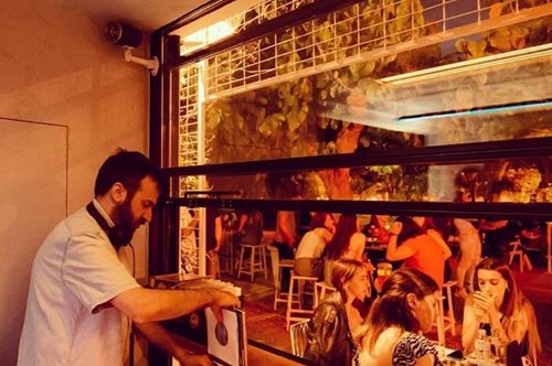 To Lot51 των Ιλισίων μετακομίζει για μια μέρα στην Τήνο