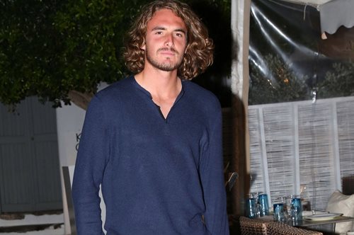 Ο Στέφανος Τσιτσιπάς έκανε μια χειρονομία προς τους παπαράτσι στη Μύκονο που τους άφησε άφωνους 