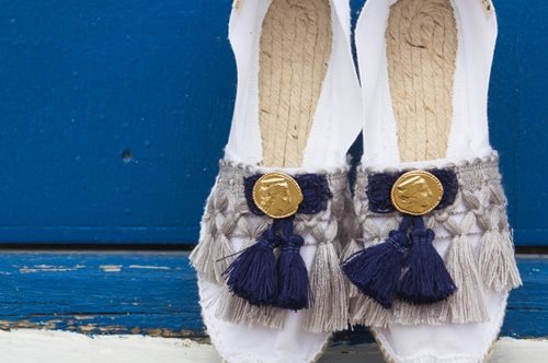 Ένα ζευγάρι χειροποίητες εσπαντρίγιες φτιαγμένες για να συμβολίζουν το αιώνιο, ελληνικό καλοκαίρι 