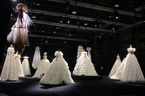 Ο οίκος Valentino παρουσίασε ένα κινηματογραφικό σόου Υψηλής Ραπτικής στην Cinecittà