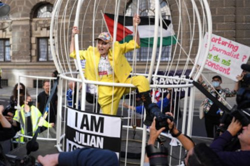 Η Βίβιαν Γουέστγουντ έκανε διαμαρτυρία στο Λονδίνο μέσα σε ένα τεράστιο κλουβί, ντυμένη «καναρίνι» 