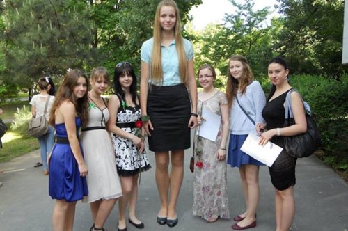 Δε χωράς πουθενά: Το δράμα κάθε ψηλής που δεν έχει δει ποτέ το κεφάλι της στις φωτογραφίες