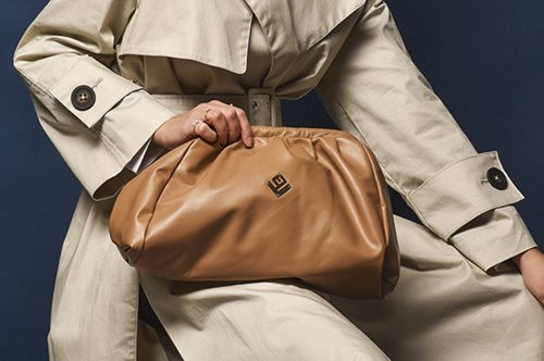 «Μια γυναίκα δείχνει τόσο σύγχρονη και σικ όσο και η τσάντα που κρατάει» 