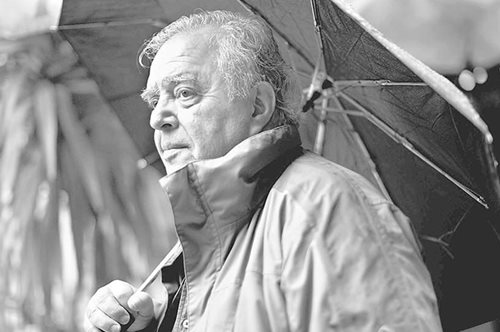 Σταύρος Τσιώλης: Ο μεγάλος σκηνοθέτης που έπαιζε την ελληνική πραγματικότητα στα δάκτυλα