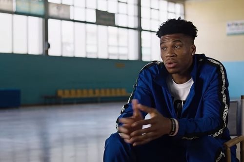 «Είναι δύσκολο να μεγαλώνεις σε μια χώρα λευκών»: Η συγκλονιστική ιστορία του Γιάννη Αντετοκούνμπο