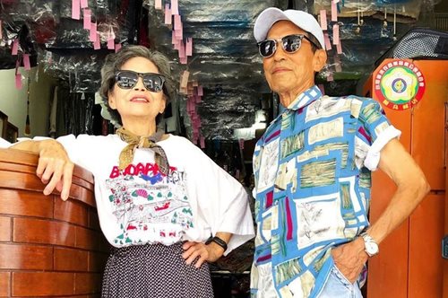 84χρονοι influencers: Ποζάρουν με τα ρούχα που εγκαταλείπουν οι πελάτες στο καθαριστήριό τους