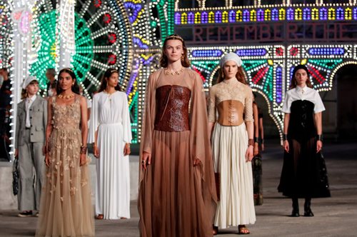 Dior Cruise 2021: Η Maria Grazia Chiuri τίμησε τις παραδόσεις της νότιας Ιταλίας