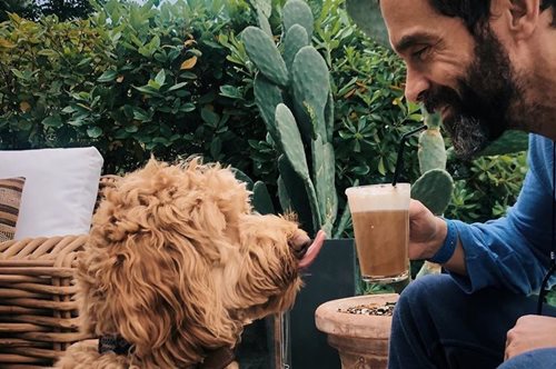 «Αρκεί να αγαπάς και να σε αγαπούν»: Ο Κωνσταντίνος Μαρκουλάκης έγινε 50 και άλλαξε τελείως λουκ