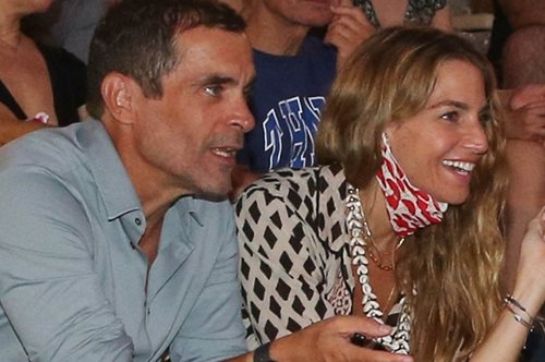 Χαμογελαστοί και χαλαροί: Kωνσταντίνος Μαρκουλάκης και Χρυσή Βαρδινογιάννη μαζί στην Επίδαυρο