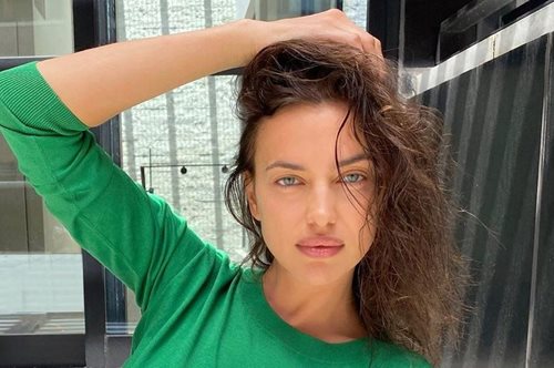 Σε κάνει πανύψηλη: Η Ιρίνα Σέικ με το φόρεμα του καλοκαιριού που δημιουργεί ειδικό εφέ