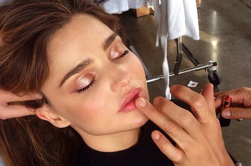 Ξαναζωντανεύει την επιδερμίδα: Ξέρουμε από τώρα ποια τάση θα επικρατήσει στο μακιγιάζ του χειμώνα