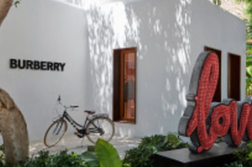 Ο οίκος Burberry επαναλειτουργεί φέτος το pop-up κατάστημα της στο Nammos Village της Μυκόνου