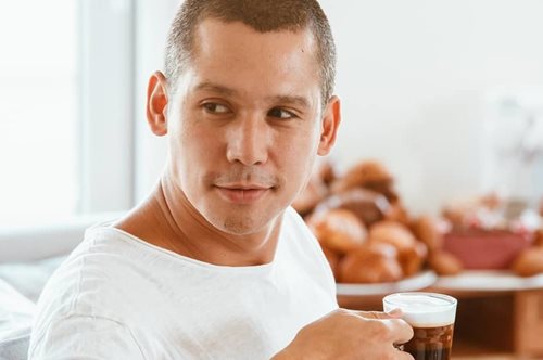 «Ξυπόλητοι και τσίτσιδοι να τρέχουμε πάνω κάτω»: Ο Σωτήρης Κοντιζάς με τον γιο του στη Σχοινούσα