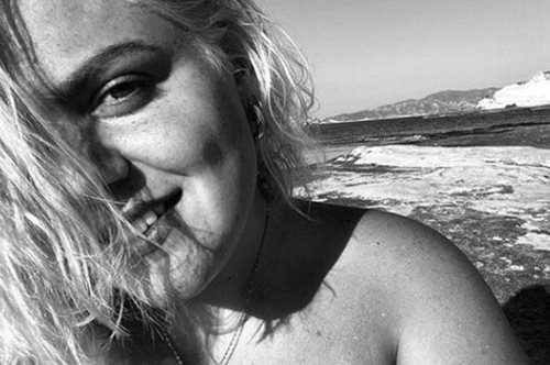 Η Δανάη Μπάρκα ποζάρει με ένα σούπερ στιλάτο μπικίνι και σπάει όλα τα ταμπού 