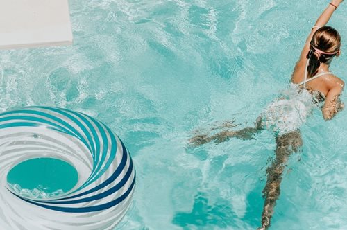 Σε κουράζει το κολύμπι; Τρία τρικ για να κολυμπάς σαν «δελφίνι» 