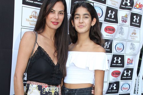 Η 15χρονη κόρη της Εύης Βατίδου, Μάιρα Κούγια, κολυμπά με τη μαμά της στη Μύκονο 