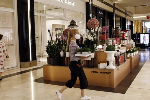 Μάσκα: Γίνεται υποχρεωτική σε ένα πλήθος κλειστών χώρων. Πού και από πότε εφαρμόζεται το μέτρο