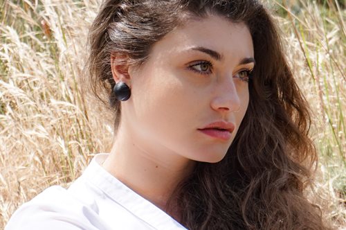 Από χρησιμοποιημένους κόκκους καφέ δημιουργούν κοσμήματα σαν τα ηφαιστειακά βότσαλα της Σαντορίνης