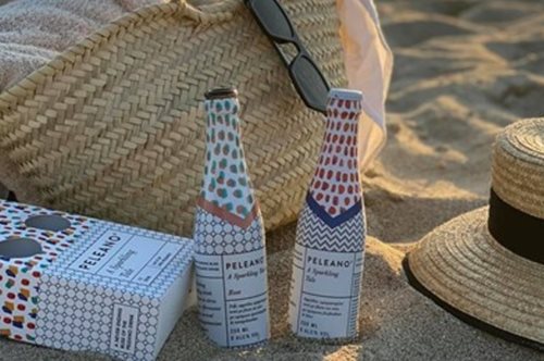 Απολαμβάνοντας ένα μαγικό ηλιοβασίλεμα, ένα αγαπημένο βιβλίο, ένα υπέροχο ταξίδι