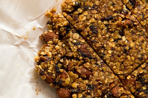 Νηστίσιμες μπάρες δημητριακών με καρότο, μπανάνες, ταχίνι και ξηρούς καρπούς 