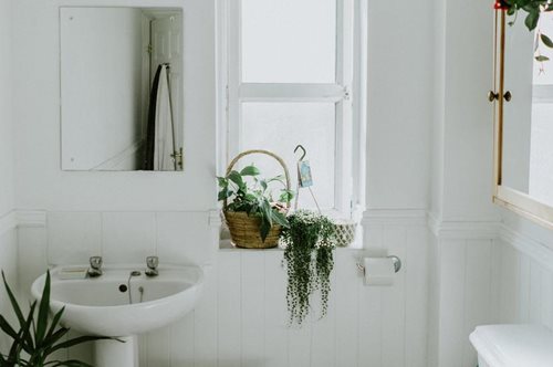 Καλοκαιρινή αύρα: Τα unisex καλλυντικά που θα φέρουν τη θάλασσα στο μπάνιο σας 