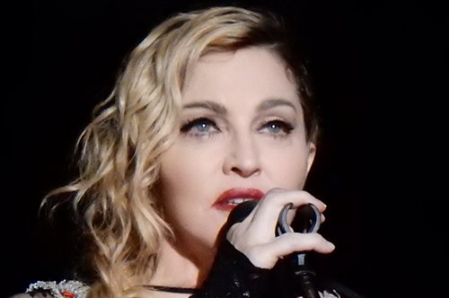 Η Μαρία έχασε τον γιο της και έγινε τοξικομανής. Ένα βίντεο της Μαντόνα της έσωσε τη ζωή