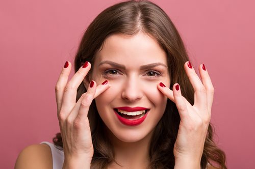 Μαύροι κύκλοι, σακούλες, πρήξιμο στα μάτια: 10 +1 θαυματουργές κρέμες ματιών για γυναίκες άνω των 50