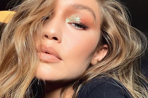 Κυματιστές μπούκλες: Η hairstylist της Τζίτζι Χαντίντ αποκάλυψε το μυστικό. Είναι στο ντουλάπι μας