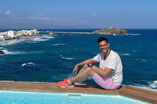 «Η κα Γιωργία είχε ένα τρανζιστοράκι γκρι, ξεβαμμένο κάτω απ’το μαξιλάρι της στο νοσοκομείο»