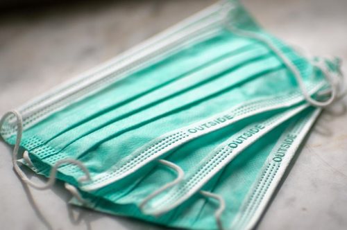 «Έχω απελπιστεί να διαβάζω αντιεπιστημικές παπάντζες για τις μάσκες»: Η ανάρτηση μιας οδοντιάτρου