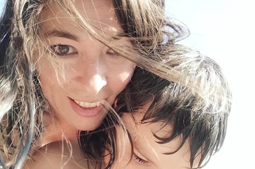 Η Αλίκη Κατσαβού παίρνει δύναμη από την τέχνη και τον γιο της: «Δεν έχω ανάγκη από σύντροφο»