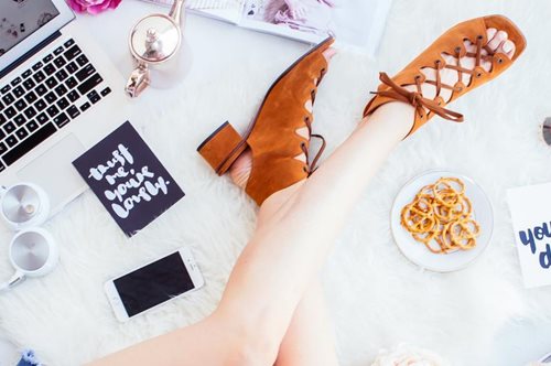  Πόδια μεταξένια σαν βελούδο: Η φροντίδα που παραλείπουμε αλλά κάνει πραγματικά τη διαφορά