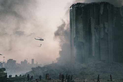 «Μεταφέρονται στο σκοτάδι, η πόλη δεν έχει ηλεκτρισμό»: Η μετααποκαλυπτική φωτογραφία από τον Λίβανο