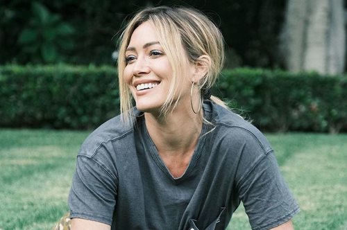 Οι γραμμωμένοι κοιλιακοί της Χίλαρι Νταφ: Η διατροφή της περιλαμβάνει σοκολάτα, κρασί και ψωμί