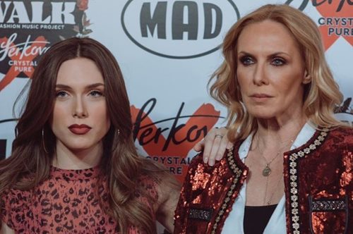 Κορίτσια στον ήλιο: Η Εβελίνα Παπούλια και η κόρη της, Αφροδίτη Λιάντου, με μαγιό στη θάλασσα