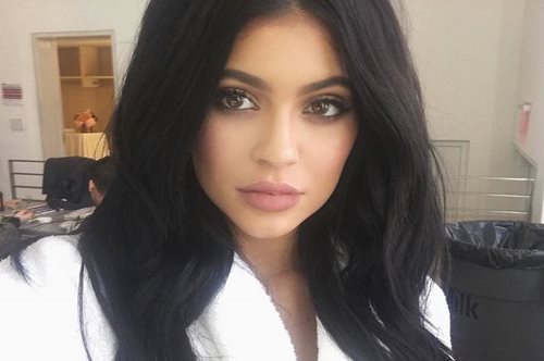 Η Kylie Jenner αποκαλύπτει τι ακριβώς κάνει και φαίνονται τα χείλη της μεγαλύτερα