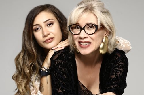 Μια generation X μαμά και μια millennial κόρη έρχονται να αλλάξουν τη μόδα όπως την ξέρουμε  