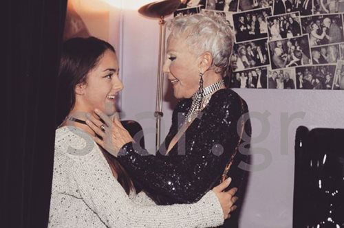 Δουλεύει σερβιτόρα στη Μύκονο: Η εγγονή της Ζωής Λάσκαρη, Ζένια, σούπερ στιλάτη και ανεξάρτητη