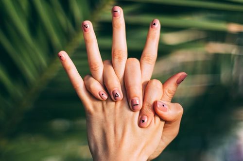 Το πιο φρέσκο nail trend της χρονιάς δεν μπορείς να το χαρακτηρίσεις με λέξεις 