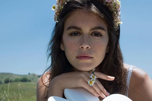 Η Κάια Γκέρμπερ σε νέα φωτό δεν μοιάζει με τη μητέρα της, Σίντι Κρόφορντ. Είναι η δίδυμη αδερφή της