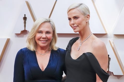 Η μητέρα της σκότωσε τον αλκοολικό, κακοποιητικό πατέρα της: Η τραγική ιστορία της Σαρλίζ Θερόν