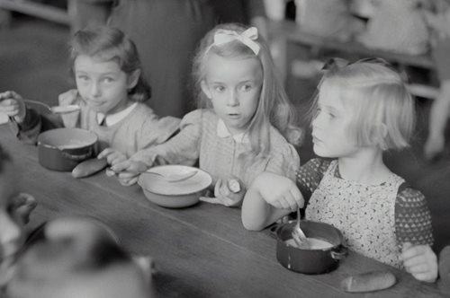 Αλτρουισμός από κούνια: Τα νήπια μοιράζονται το φαγητό τους ακόμα και όταν πεινούν