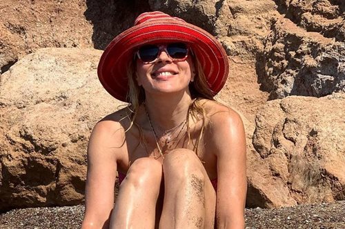 Η Σμαράγδα Καρύδη έγινε 51 και το γιόρτασε με το μπικίνι της σε κάποια παραλία της Αίγινας